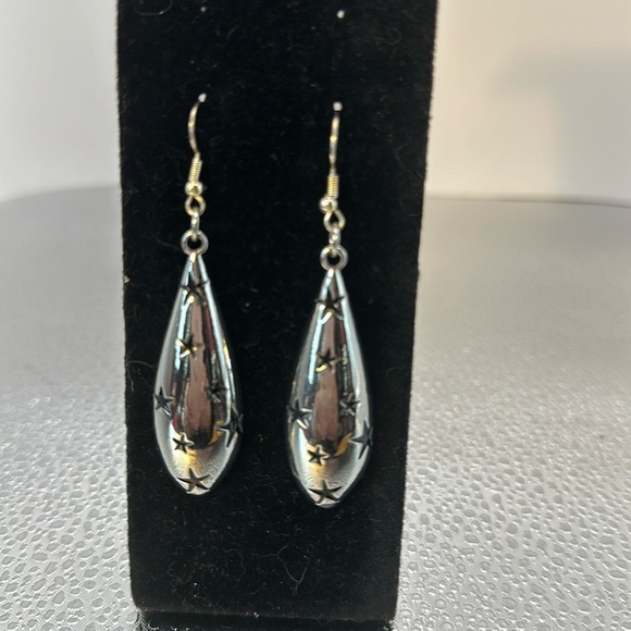 Pierced earrings beautiful silver tone. 2 inches long and one and a half wide​ - Picture 1 of 3